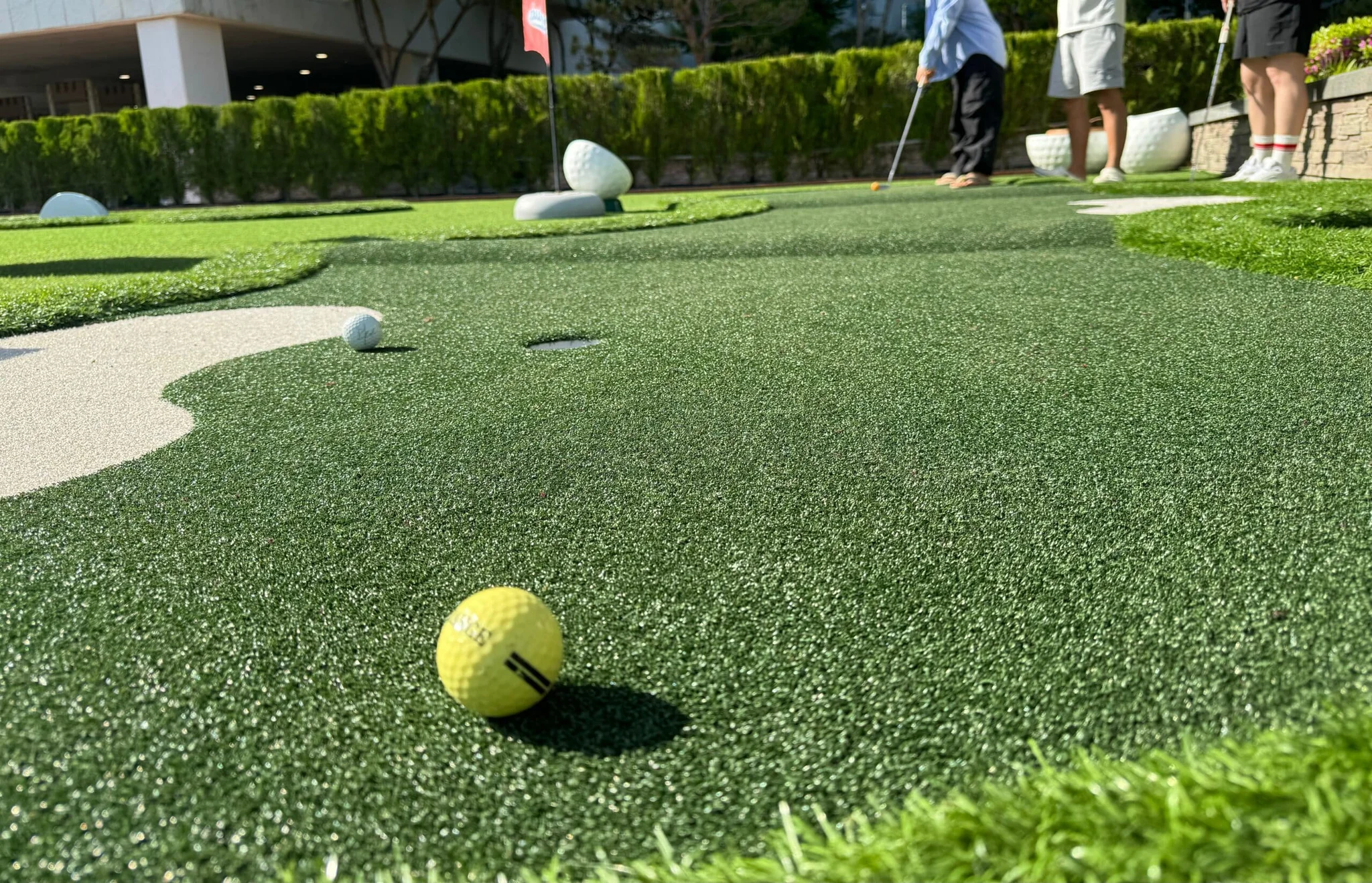 Why Golf Professionals Recommend Synthetic Turf for Simulated Practice
